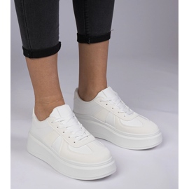 Zapatillas de deporte de zapatillas blancas en la plataforma blanco 3