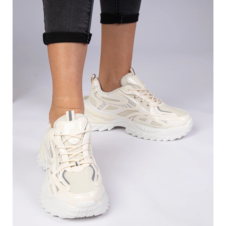 Beige Sports Sneakers en una suela masiva 1 Beige Sports Sneakers en una suela masiva 1