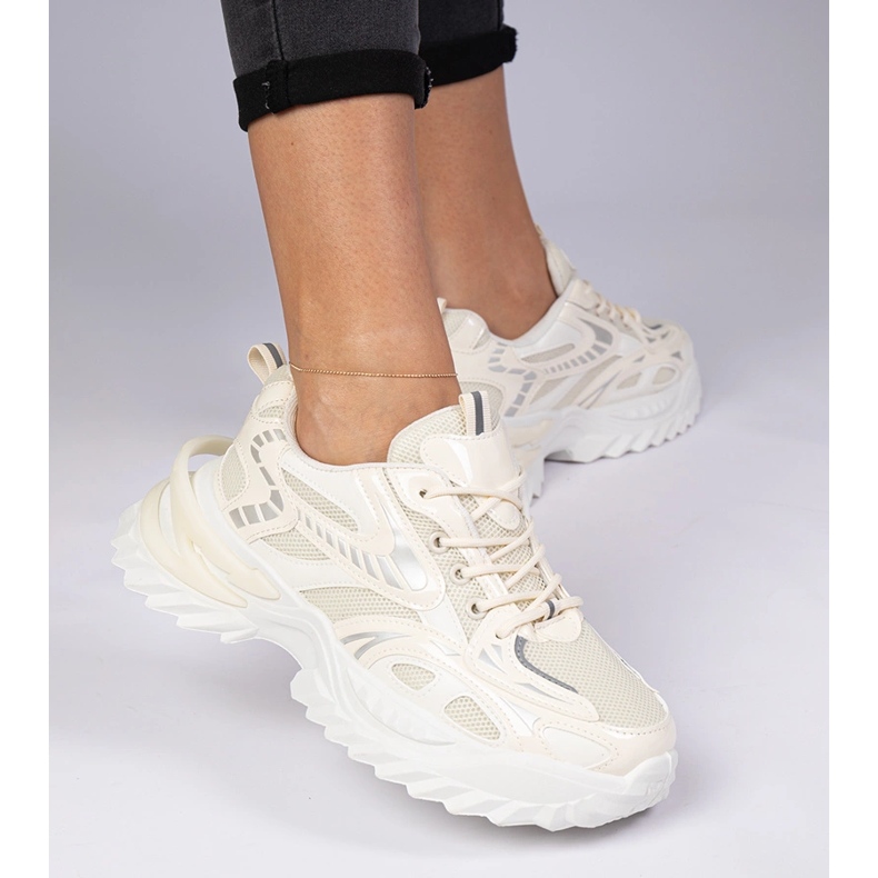 Beige Sports Sneakers en una suela masiva 2