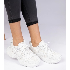 Zapatillas blancas elegantes en una suela masiva blanco 1