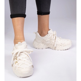 Zapatillas beige con suela maciza. 2