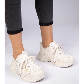 Zapatillas beige con suela maciza. 3