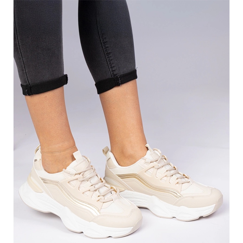 Zapatillas beige para mujeres con una adición dorada 1