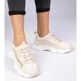 Zapatillas beige para mujeres con una adición dorada 2