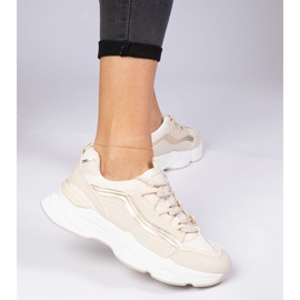 Zapatillas beige para mujeres con una adición dorada 3