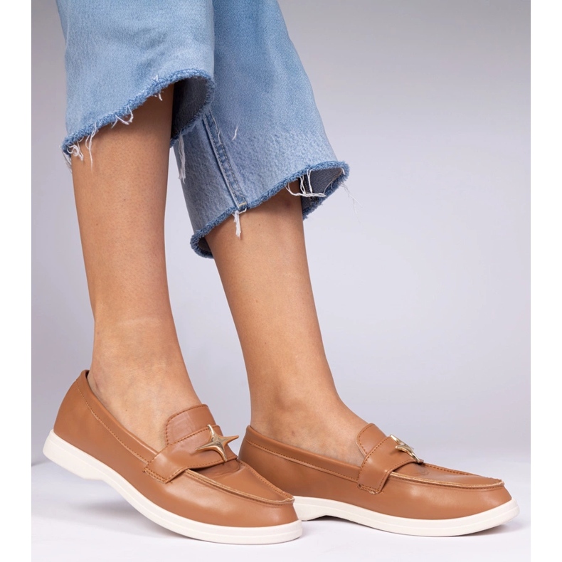 Mocasines de mujer marrón con una decoración dorada 1