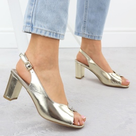 Sandalias femeninas en el Jezzi Golden Metálico Post 6985 dorado 2