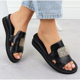 Zapatillas ecológicas en la plataforma negra con un adorno de Jezzi 2267 negro 1