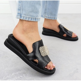 Zapatillas ecológicas en la plataforma negra con un adorno de Jezzi 2267 negro 2