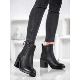 Botas casuales en un poste negro 1