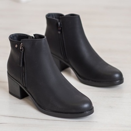Botines negros en un poste 5