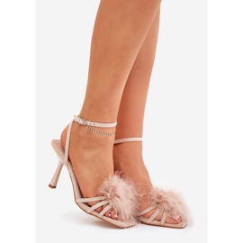 Sandalias de mujer en un alfiler con plumas beige 1
