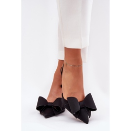 Tacones altos con tacones desnudos y un arco negro 3