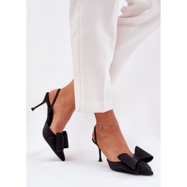 Tacones altos con tacones desnudos y un arco negro 6