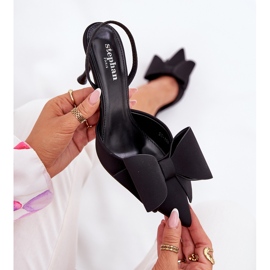 Tacones altos con tacones desnudos y un arco negro 9