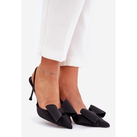 Tacones altos con tacones desnudos y un arco negro 1