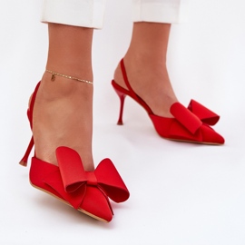 Tacones altos con tacones desnudos y un arco rojo 2