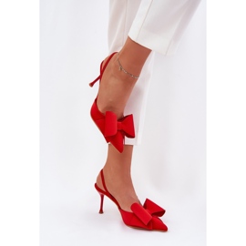 Tacones altos con tacones desnudos y un arco rojo 3