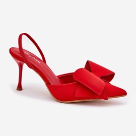 Tacones altos con tacones desnudos y un arco rojo 4