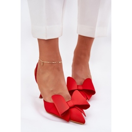 Tacones altos con tacones desnudos y un arco rojo 5