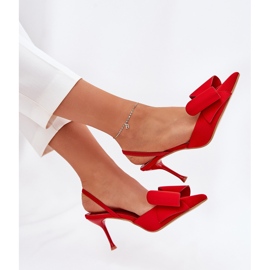 Tacones altos con tacones desnudos y un arco rojo 6