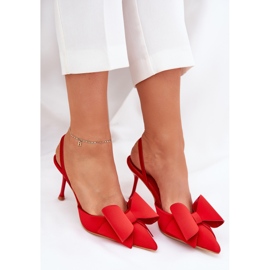 Tacones altos con tacones desnudos y un arco rojo 7