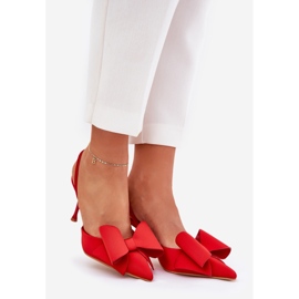 Tacones altos con tacones desnudos y un arco rojo 1