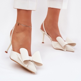 Tacones altos y arco de ecru blanco 2