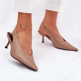 Tacones altos con un tacón ecológico de cuero oscuro beige 2 Tacones altos con un tacón ecológico de cuero oscuro beige 2