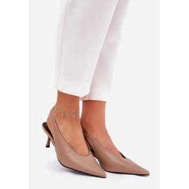 Tacones altos con un tacón ecológico de cuero oscuro beige 1