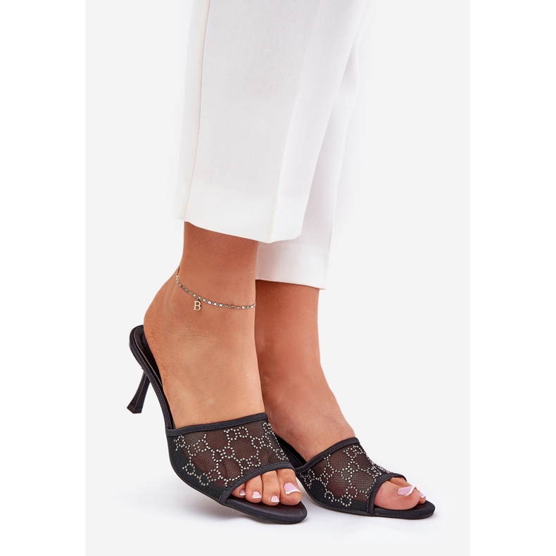 Chanclas decoradas en el tacón alto negro 1