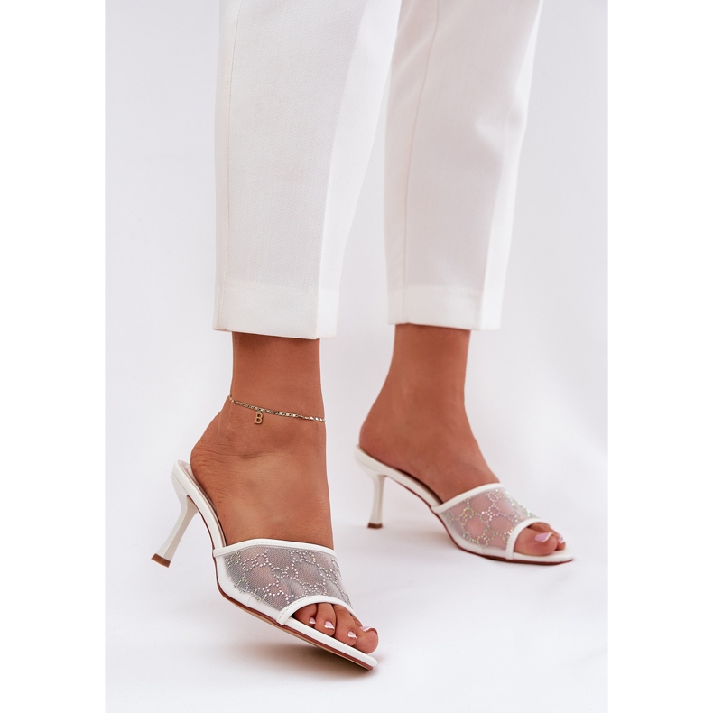 Chanclas decoradas en el talón alto blanco 2