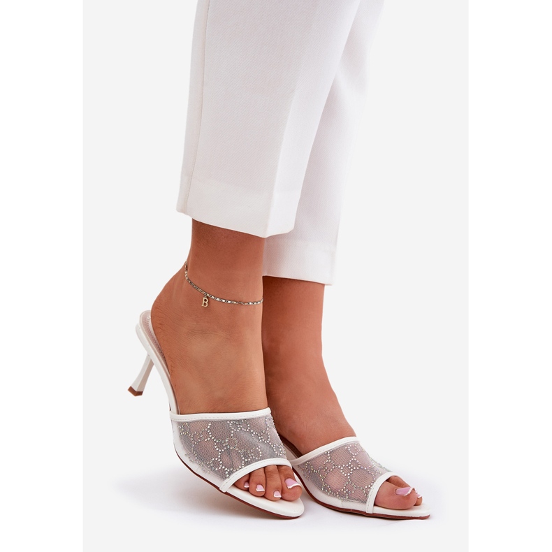 Chanclas decoradas en el talón alto blanco 1