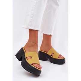 Zapatillas para mujeres en la plataforma y tacones enormes amarillos 1
