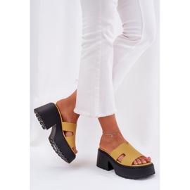 Zapatillas para mujeres en la plataforma y tacones enormes amarillos 2