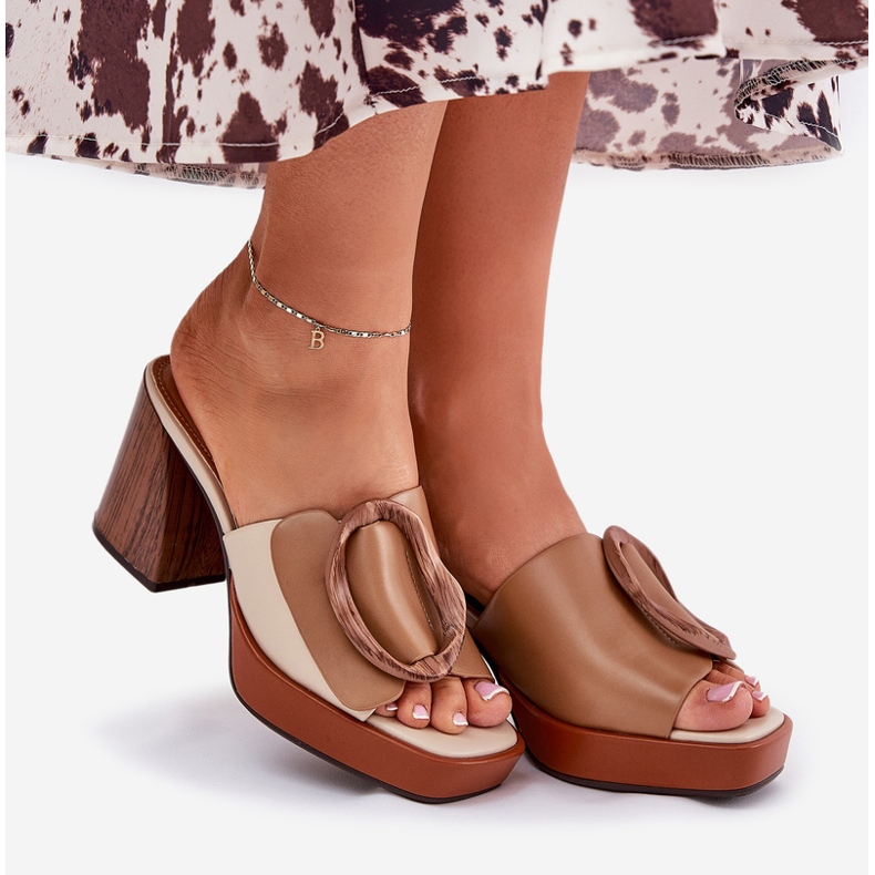 Chanclas para mujeres con hebilla de camello marrón 1