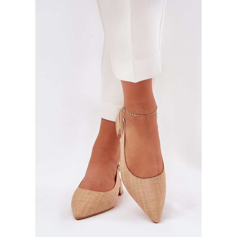 Sandalias trenzadas para mujeres con un delicado talón beige 2 Sandalias trenzadas para mujeres con un delicado talón beige 2