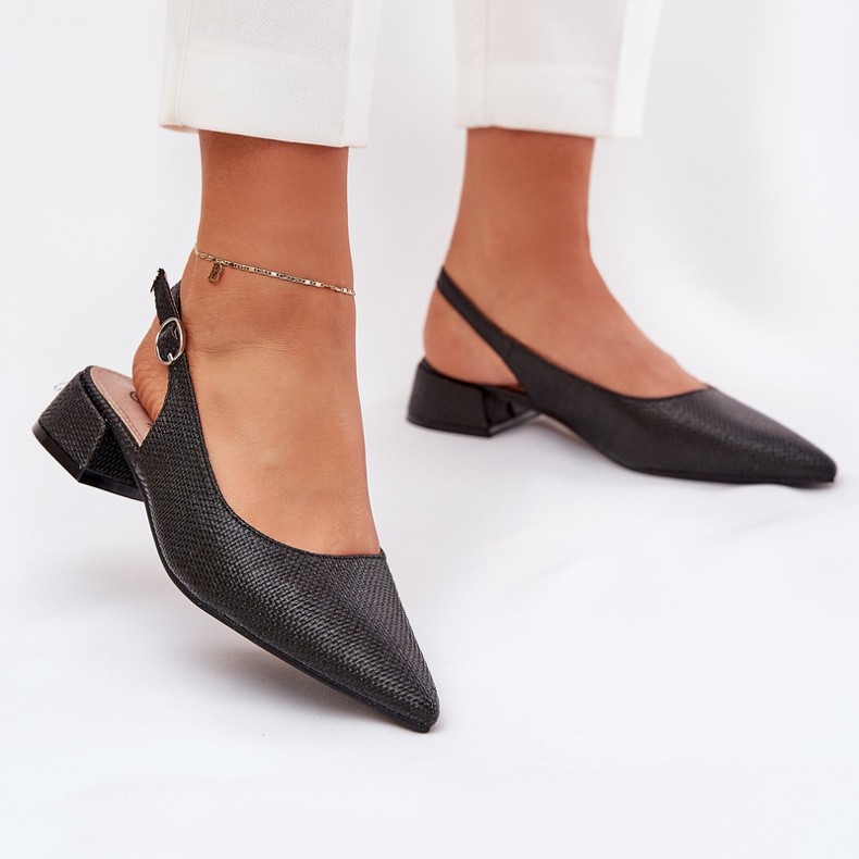 Sandalias trenzadas para mujeres con un delicado tacón negro 2