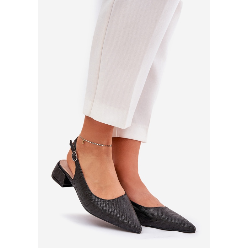 Sandalias trenzadas para mujeres con un delicado tacón negro 1