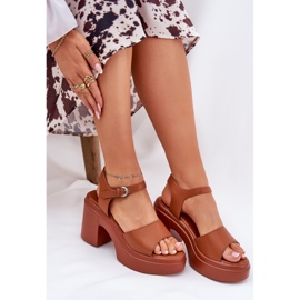 Sandalias de mujeres en una publicación masiva y plataforma de cuero eco de camello marrón 6