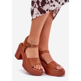 Sandalias de mujeres en una publicación masiva y plataforma de cuero eco de camello marrón 1