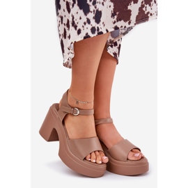 Sandalias de mujeres en un poste masivo y un eco beige 1 Sandalias de mujeres en un poste masivo y un eco beige 1