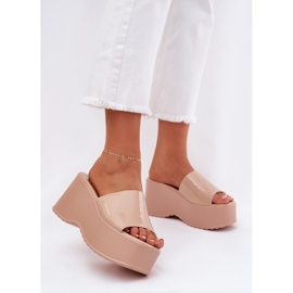 Zapatillas de mujer pintadas en la plataforma y cuñas beige 4