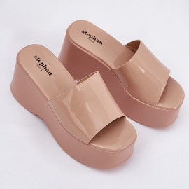 Zapatillas de mujer pintadas en la plataforma y cuñas beige 10