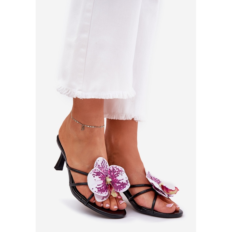 Chanclas para mujeres en un alfiler con una flor artificial negra negro 1