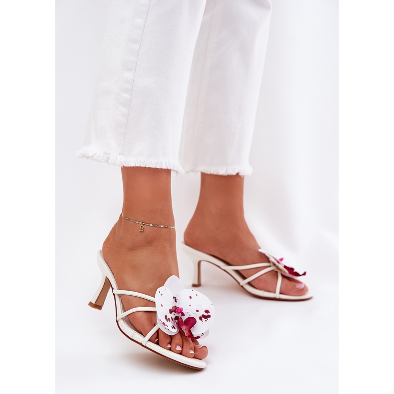 Chanclas para mujeres en un alfiler con una flor artificial de blanco 2