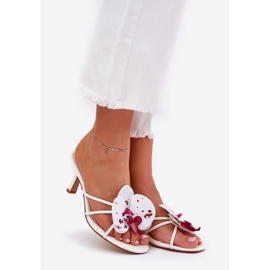 Chanclas para mujeres en un alfiler con una flor artificial de blanco 1
