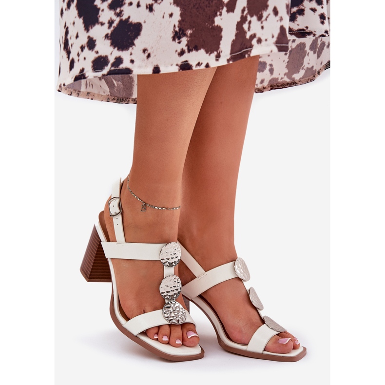 Sandalias para mujeres en el poste con una franja decorativa blanca blanco 1