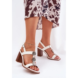 Sandalias para mujeres en el poste con una franja decorativa blanca blanco 2