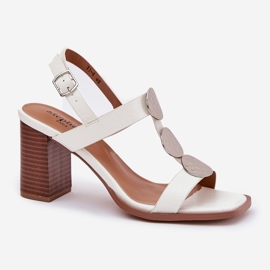 Sandalias para mujeres en el poste con una franja decorativa blanca blanco 3